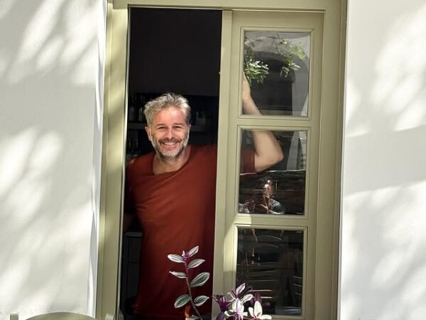 «Your Face Sounds Familiar»: Η συγκλονιστική μεταμόρφωση του Αλέξανδρου Μπουρδούμη σε Δημήτρη Χορν