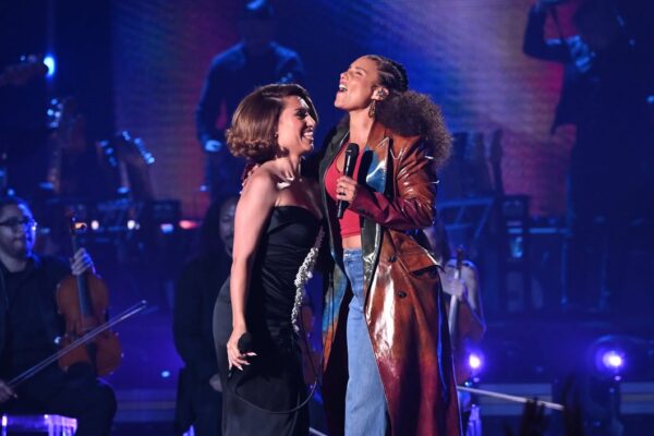 Το ντουέτο της Alicia Keys και της RAYE που ένωσε δύο γενιές και έγινε viral