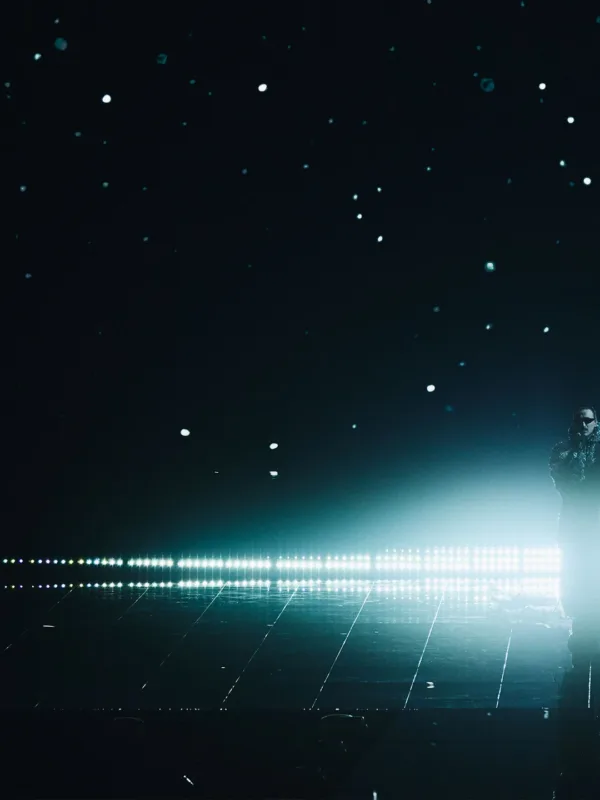 Η Αλβανία στη σκηνή της Eurovision 2026 με φωτισμό που θυμίζει ουρανό γεμάτο αστέρια.