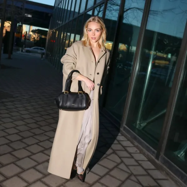 https://www.instagram.com/annasophiarobb/