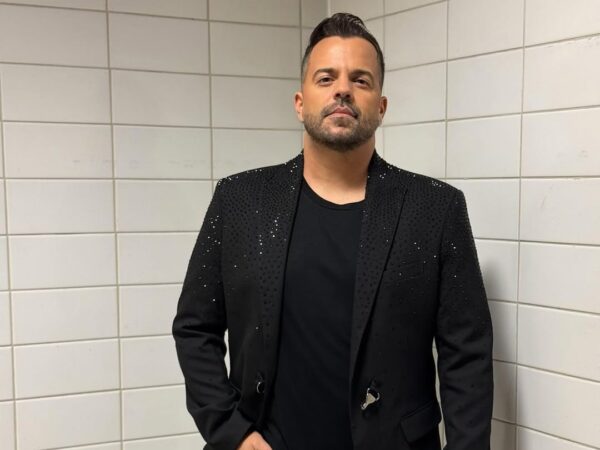 Ο 4χρονος γιος του Νίκου Απέργη ανέβηκε στη σκηνή και έκλεψε την παράσταση