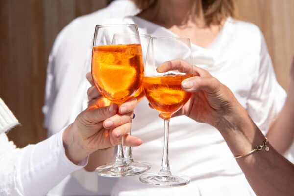 Θες να φτιάξεις cocktails στο σπίτι σου σαν bartender; 3 συνταγές για ατελείωτα καλοκαιρινά βράδια