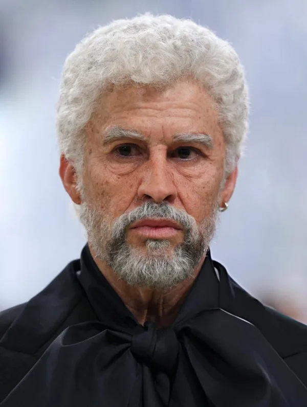 Ο Bad Bunny με την ανατρεπτική του εμφάνιση στο Met Gala 2026, εμπνευσμένη από το πέρασμα του χρόνου.