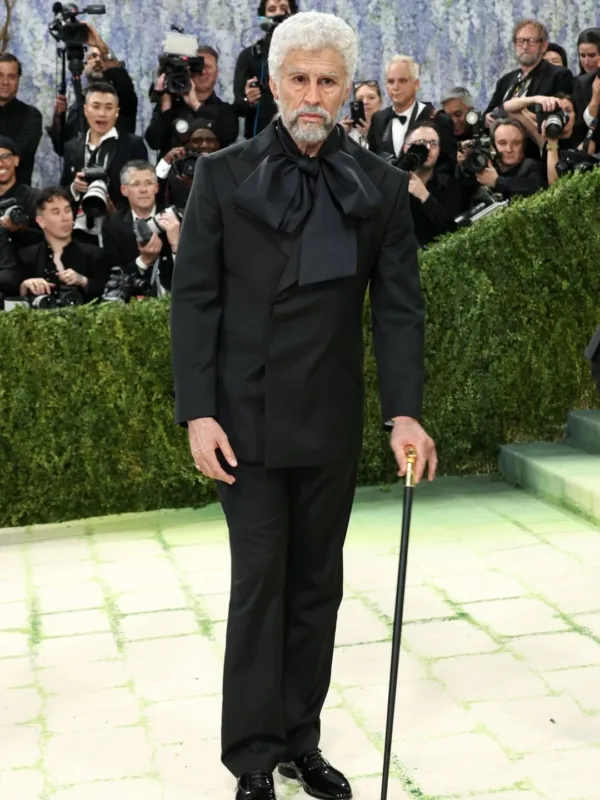Ο Bad Bunny με ανατρεπτική εμφάνιση στο Met Gala 2026, εμπνευσμένη από το πέρασμα του χρόνου.