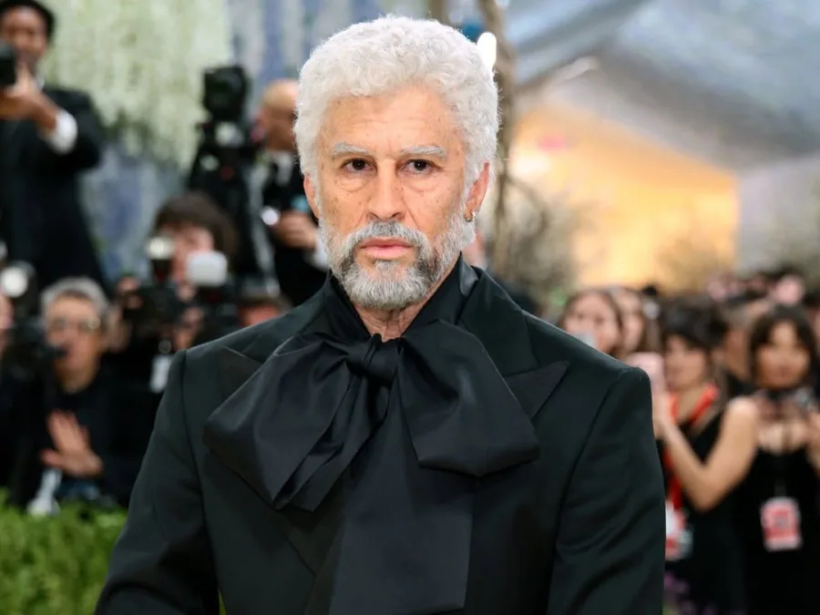 Ο Bad Bunny με ανατρεπτική εμφάνιση στο Met Gala 2026, εμπνευσμένη από το πέρασμα του χρόνου.