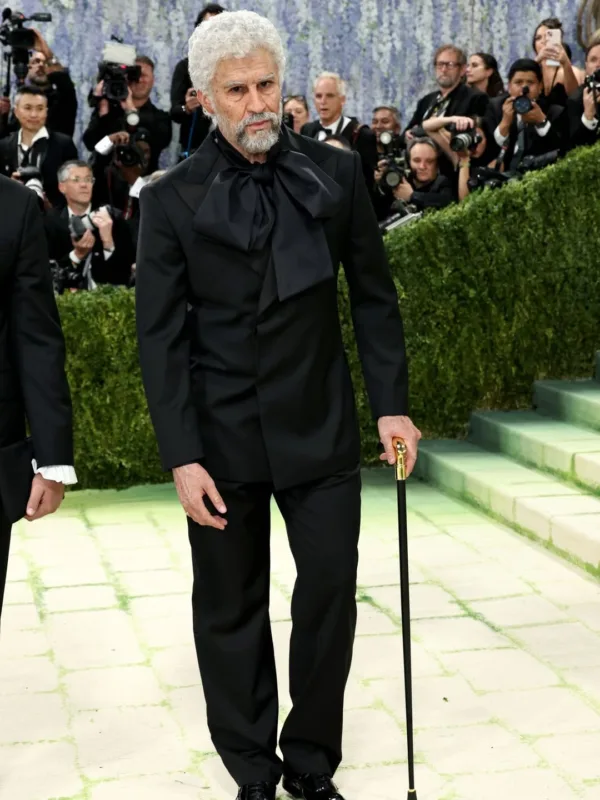 Ο Bad Bunny με ανατρεπτική εμφάνιση στο Met Gala 2026, εμπνευσμένη από το πέρασμα του χρόνου.