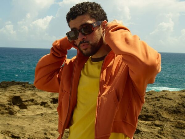 Ο Bad Bunny κάνει τη μεγάλη ανατροπή στη μόδα και φέρνει την επιστροφή της κλασικής βερμούδας