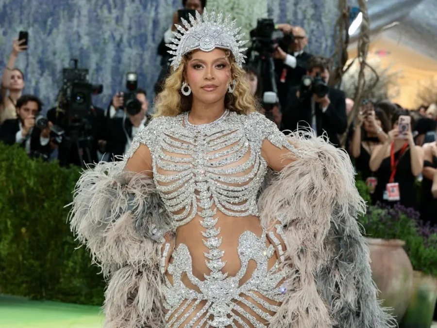 Εντυπωσιακή εμφάνιση στο κόκκινο χαλί του Met Gala 2026, τη μεγάλη γιορτή της μόδας.