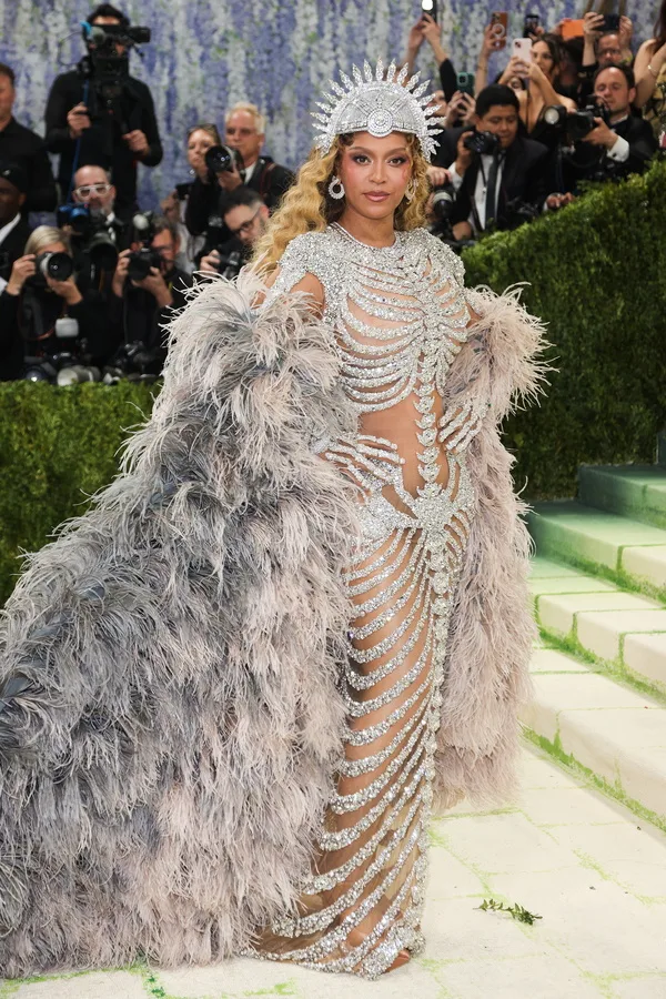 Εντυπωσιακή εμφάνιση στο κόκκινο χαλί του Met Gala 2026.