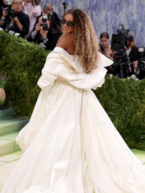 Η Beyoncé στο Met Gala με λευκή δημιουργία
