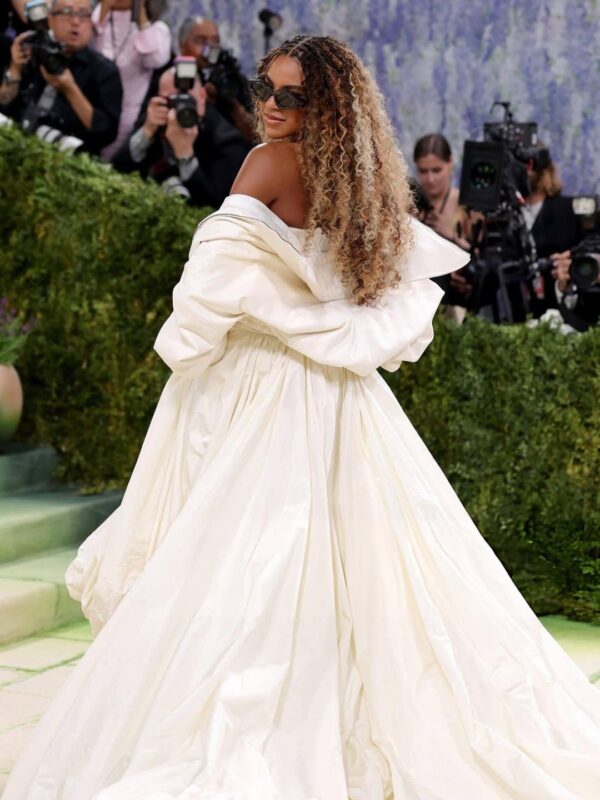 Η Beyoncé στο Met Gala με λευκή δημιουργία