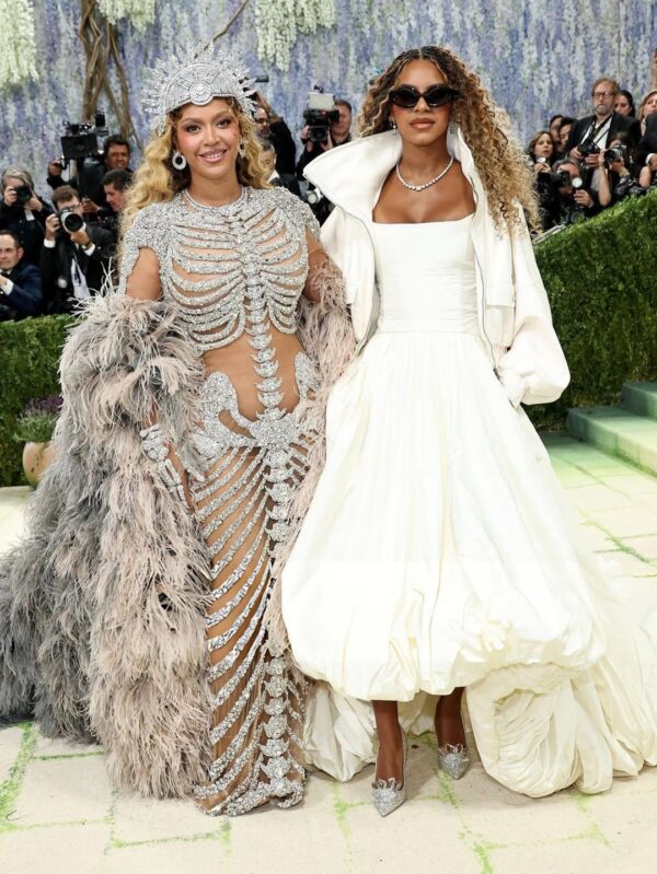 Η Beyoncé και η Blue Ivy στο κόκκινο χαλί του Met Gala 2026.