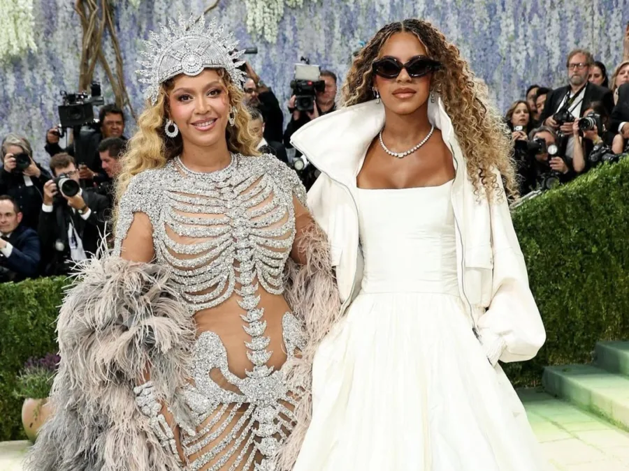 Η Beyoncé και η Blue Ivy στο κόκκινο χαλί του Met Gala 2026.