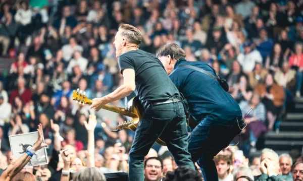 https://www.instagram.com/bryanadams/?hl=el