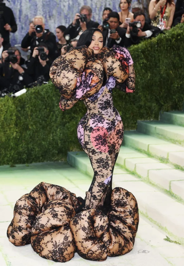 Εντυπωσιακή εμφάνιση στο κόκκινο χαλί του Met Gala 2026.