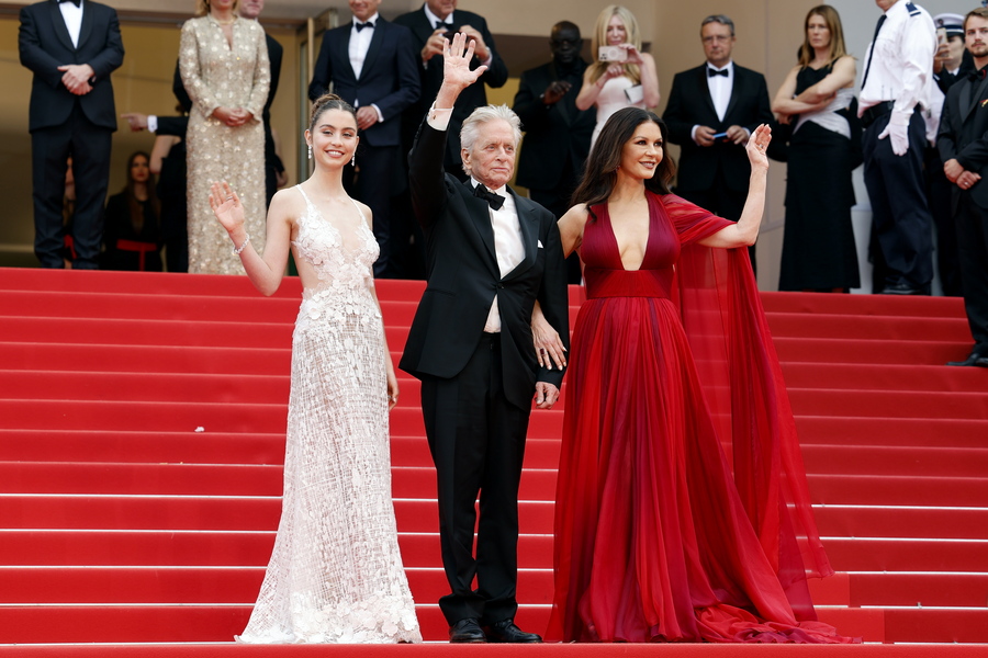 Carys Douglas: Η κόρη των Michael Douglas και Catherine Zeta-Jones κάνει το πρώτο της θεατρικό βήμα