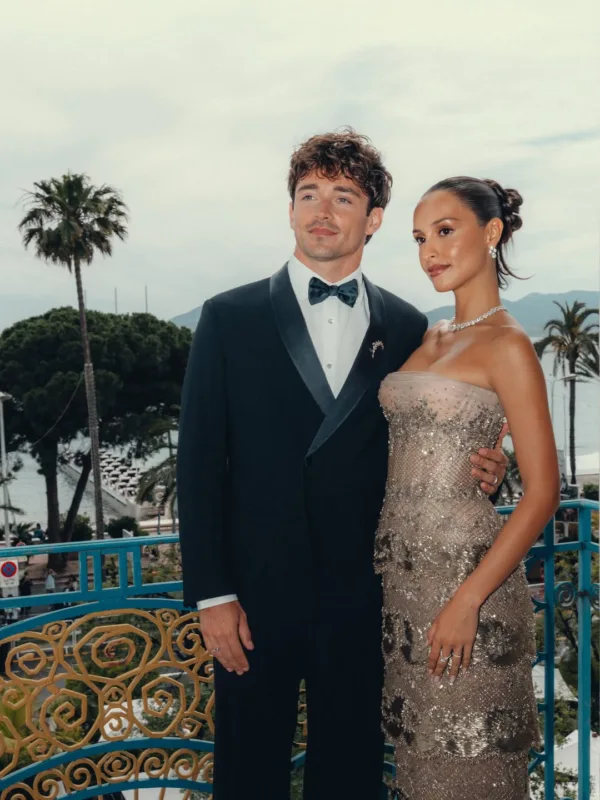 Ο Charles Leclerc και η σύντροφός του στο κόκκινο χαλί των Καννών, αποδεικνύοντας ότι το φεστιβάλ είναι πασαρέλα υψηλής ραπτικής.