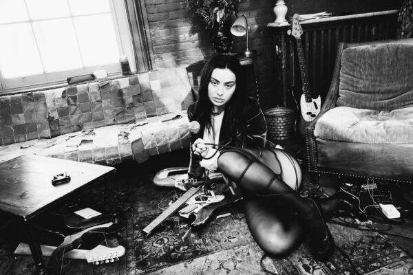 Charli XCX: Κυκλοφόρησε το videoclip του «Rock Music» και αλλάζει όλα τα δεδομένα