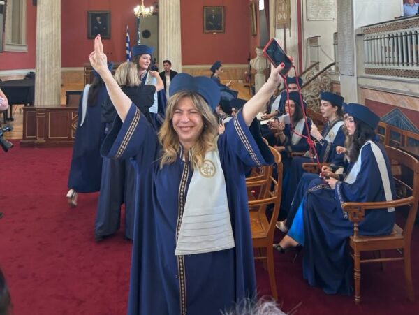«Μπαμπά πήρα πτυχίο» – Η συγκινητική ανάρτηση της Δήμητρας Παπαδοπούλου