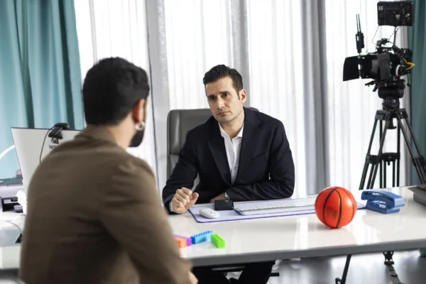 Ο Ηρακλής σε συνέντευξη στο γραφείο του.