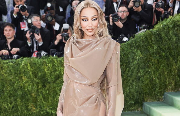 Η Doja Cat με bronze glam M·A·C στο Met Gala 2026
