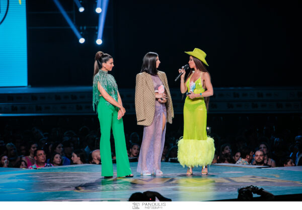 Η Ελένη Φουρέιρα στη σκηνή των Mad VMA κρατώντας βραβείο και μιλώντας στο μικρόφωνο