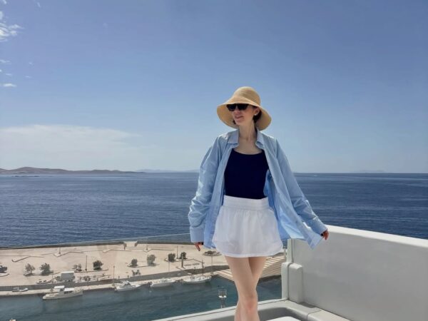 «Emily in Paris»: Η Lily Collins ζει το ελληνικό καλοκαίρι λίγο πριν το φινάλε της σειράς