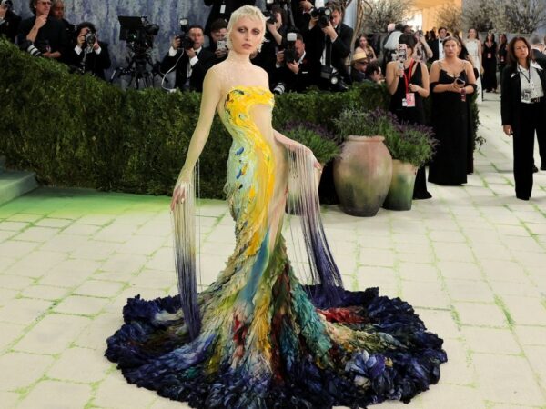 Met Gala 2026: Αυτό που φόρεσε η Emma Chamberlain δεν ήταν φόρεμα… ήταν πίνακας ζωγραφικής