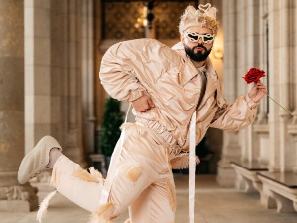 Eurovision 2026: Το story πίσω από το outfit του Ακύλα στο τιρκουάζ χαλί – Όσα αποκάλυψε ο σχεδιαστής στο MAD.gr