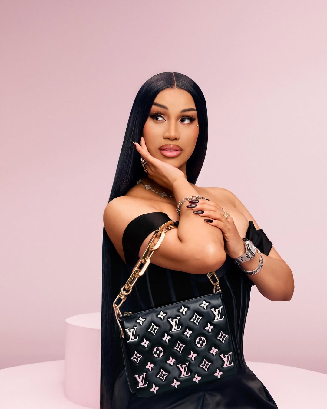 Η Cardi B έγινε viral χορεύοντας με το νέο viral τραγούδι των KATSEYE