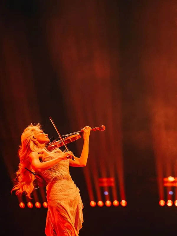 Ζωντανή εμφάνιση της Φινλανδίας στη Eurovision 2026 με βιολί και εντυπωσιακή σκηνική παρουσία.