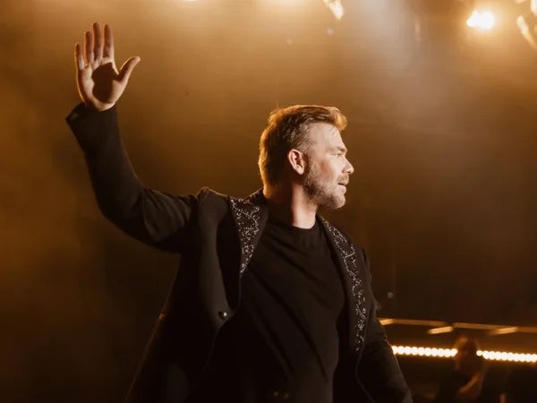 Ο Γιώργος Σαμπάνης στη σκηνή των MAD VMA 2023 με το τραγούδι «Μόνο Με Σένα» να συγκινεί το κοινό.