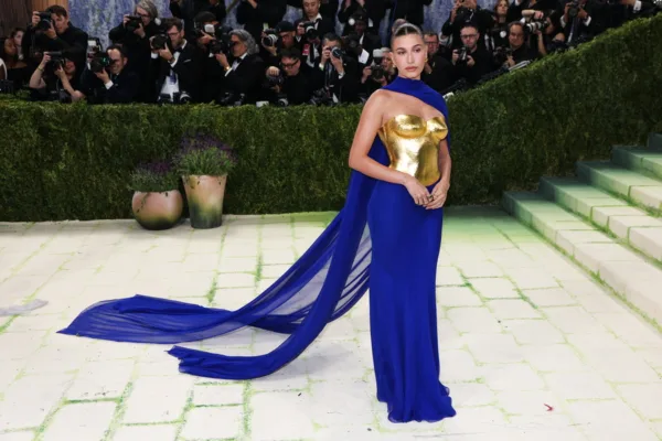 hailey_bieber_met_gala