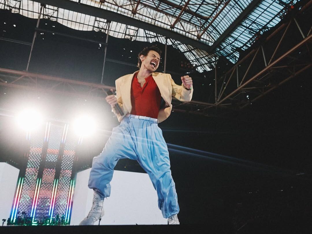Το Wembley είδε τα πάντα: Το αστείο ατύχημα του Harry Styles στη συναυλία του