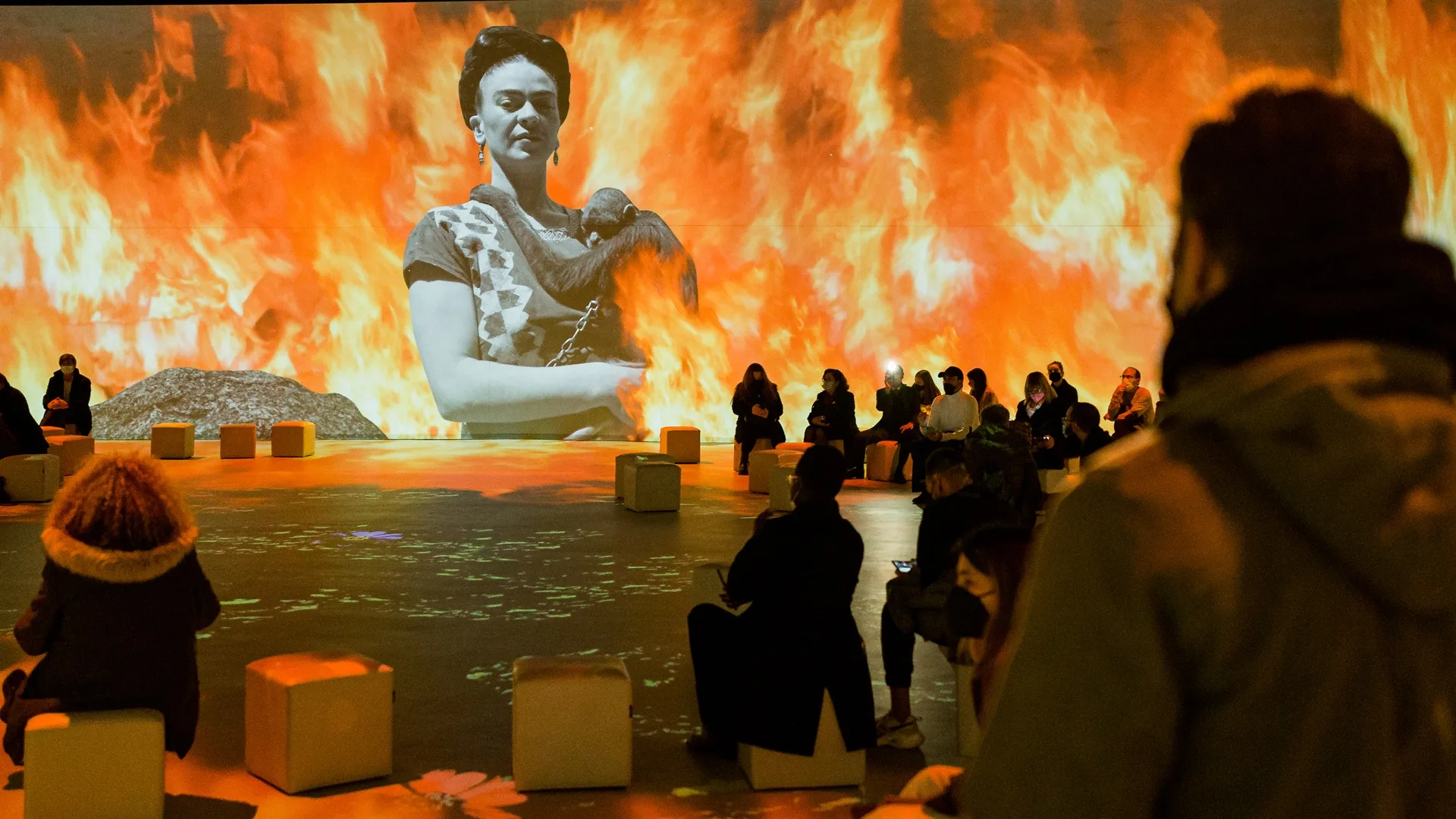 Επισκέπτες στην έκθεση για τη Frida Kahlo με ψηφιακή προβολή της καλλιτέχνιδας