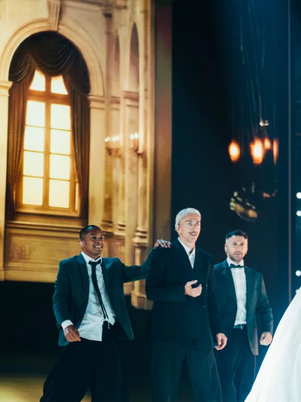 Ο Sal Da Vinci και η ομάδα του στην Eurovision 2026, φέρνοντας τη Νάπολη στη σκηνή της Βιέννης με εντυπωσιακή εμφάνιση.