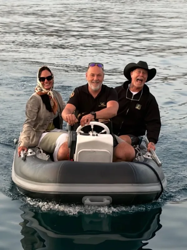 Ο James Hetfield και η Adriana Gillett απολαμβάνουν βόλτα με φουσκωτό στο Αιγαίο, ζώντας στιγμές καλοκαιριού.