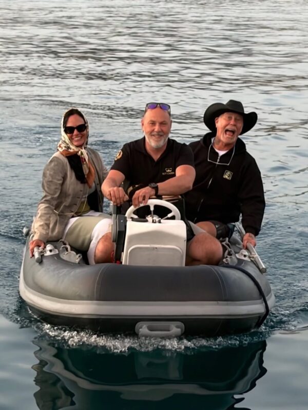 Ο James Hetfield και η Adriana Gillett απολαμβάνουν βόλτα με φουσκωτό στο Αιγαίο, ζώντας στιγμές καλοκαιριού.