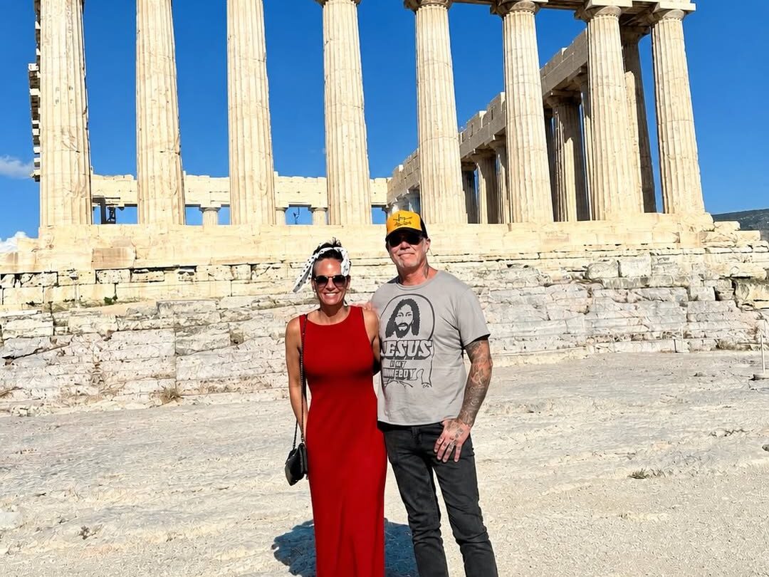 Metallica: Οι φωτογραφίες του James Hetfield με την Adriana Gillett που «μύρισαν» καλοκαίρι στο Αιγαίο