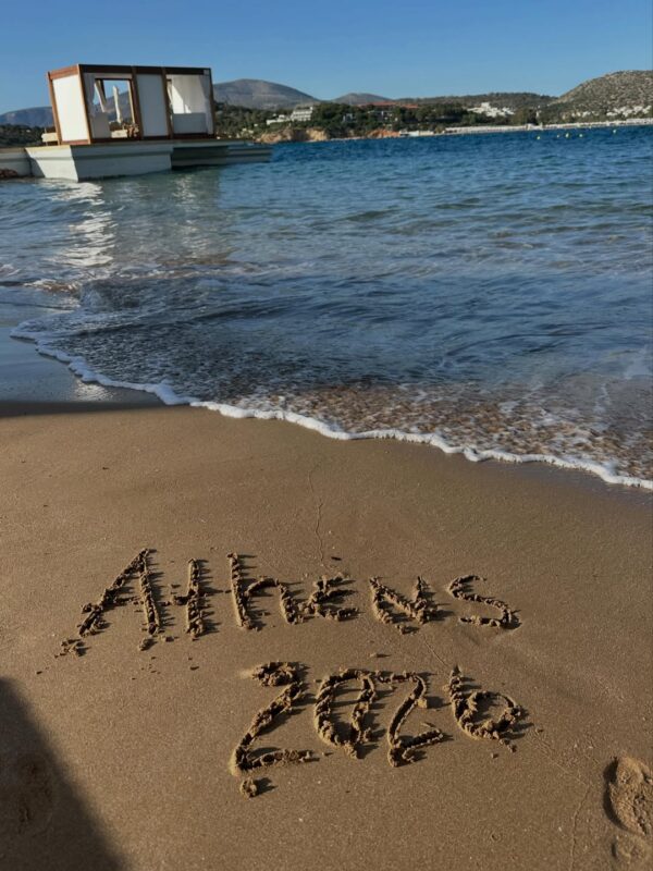 Η παραλία του Αιγαίου με την επιγραφή "Athens 2020" στην άμμο, όπως την είδε ο James Hetfield.