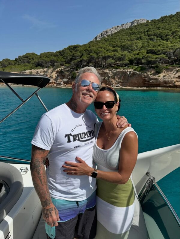 Ο James Hetfield και η Adriana Gillett απολαμβάνουν τις καλοκαιρινές τους στιγμές στο Αιγαίο με βόλτα με σκάφος.