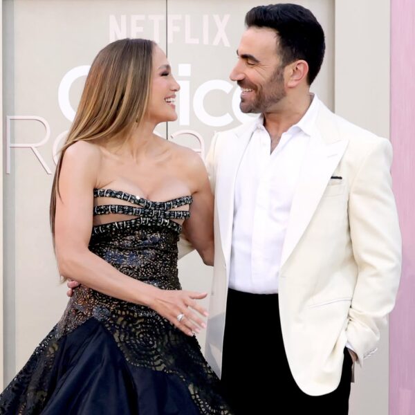 Η Jennifer Lopez με εντυπωσιακή εμφάνιση στην πρεμιέρα του «Office Romance» χαμογελάει στον συμπρωταγωνιστή της.