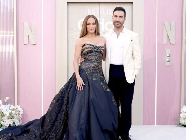 Η Jennifer Lopez «έκλεψε» τα βλέμματα στην πρεμιέρα του «Office Romance» – Oι εντυπωσιακές εμφανίσεις
