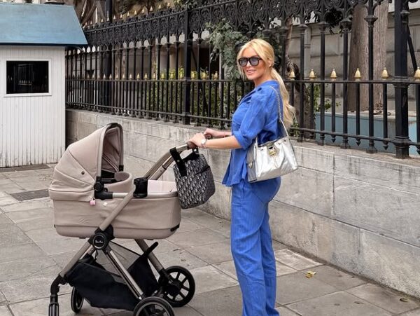 «Mom Era»: Η βόλτα της Κατερίνας Καινούργιου με την 40 ημερών κόρη της στο κέντρο της Αθήνας