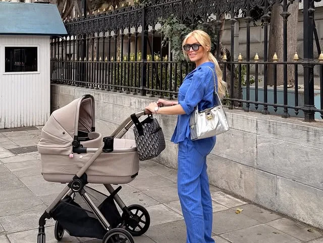 Η Κατερίνα Καινούργιου απολαμβάνει τη βόλτα της με την κόρη της στο κέντρο της Αθήνας, σε μια όμορφη "Mom Era".