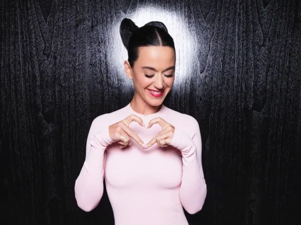 Η Katy Perry κάνει σχήμα καρδιάς με τα χέρια της, προαναγγέλλοντας το comeback της με συναυλία στο Μεξικό.