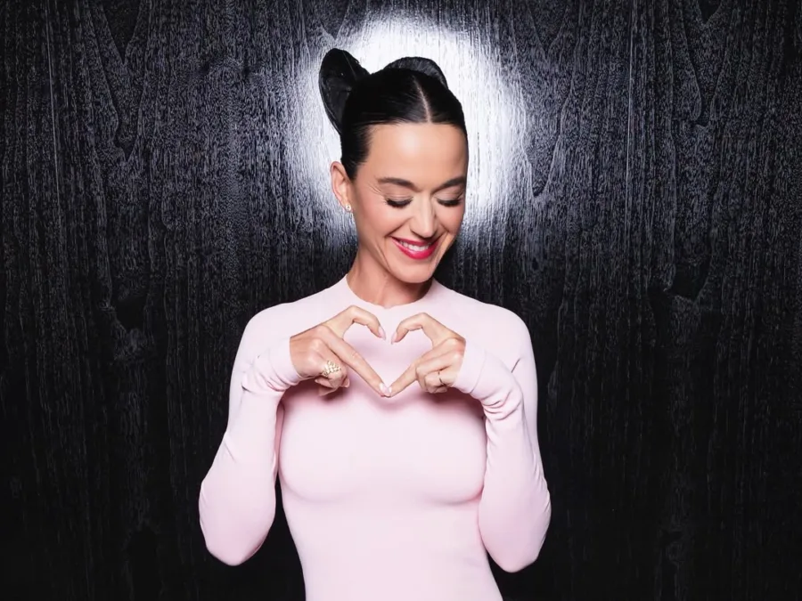 Η Katy Perry κάνει σχήμα καρδιάς με τα χέρια της, προαναγγέλλοντας το comeback της με συναυλία στο Μεξικό.