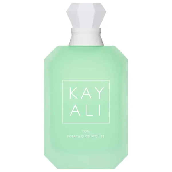 Το άρωμα Pistachio Gelato της Kayali, το οποίο ορίζει το καλοκαίρι του 2026, σε ένα μπουκάλι με πράσινο χρώμα.