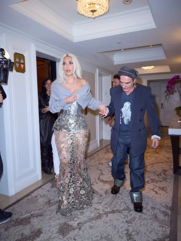 Η Kim Kardashian σε throwback φωτογραφία από τις εμφανίσεις της στο Met Gala, όπως δημοσιεύτηκε στο Instagram.
