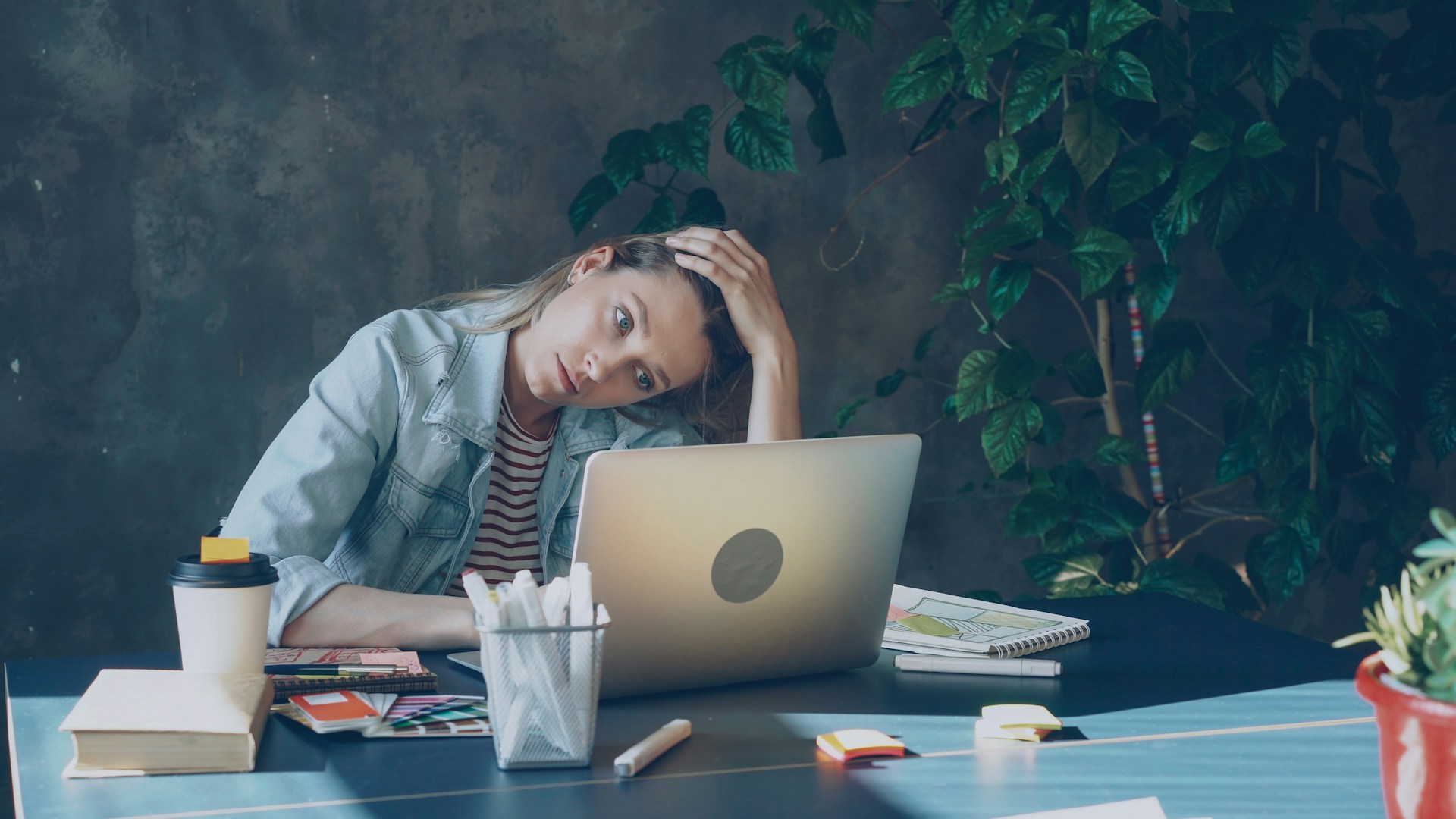 Η Gen Z δεν κρύβει πια την κούρασή της – Η νέα τάση στα social media με τους μαύρους κύκλους